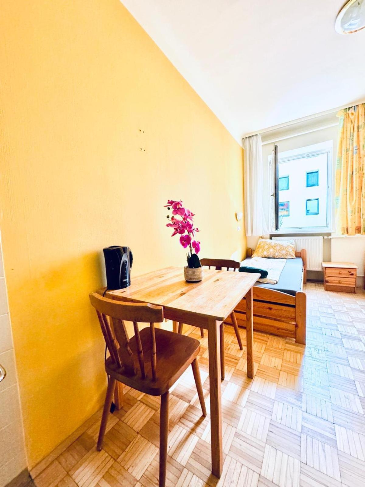 Affordable Central Rooms, 10-Min To Lugner City Wina Bagian luar foto